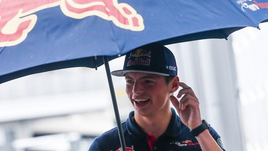 Verstappen verdrinkt in zeeën van toeschouwers