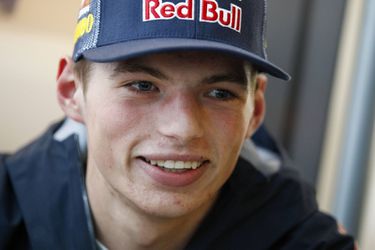 Verstappen maakt eerste meters in Formule 1-bolide