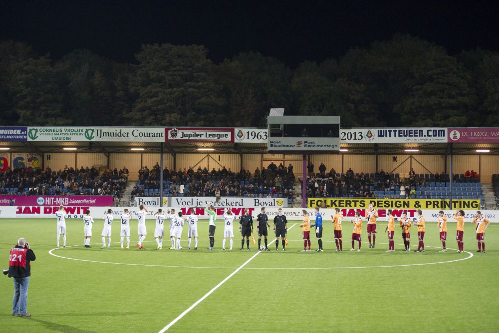 Telstar-supporters gooien vis in vak AZ