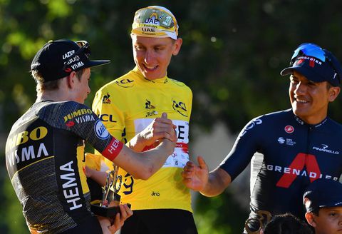 Tourwinnaar Tadej Pogacar tijdens speech op Champs-Élysées: ‘Nee, ik ga hier niet huilen’