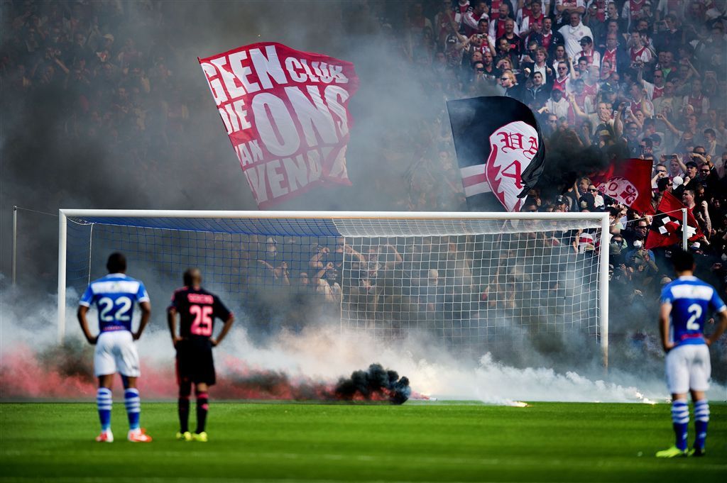 Ajax uitduel in beker zonder fans na vuurwerkincident