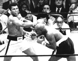 Bokshandschoenen Muhammad Ali leveren tonnen op