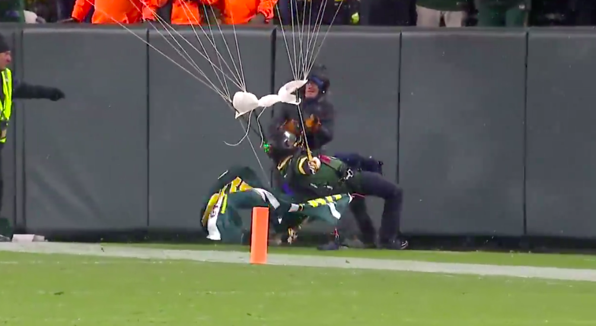 🎥 | OEPS! Parachutist klettert vól de muur in bij NFL-pot