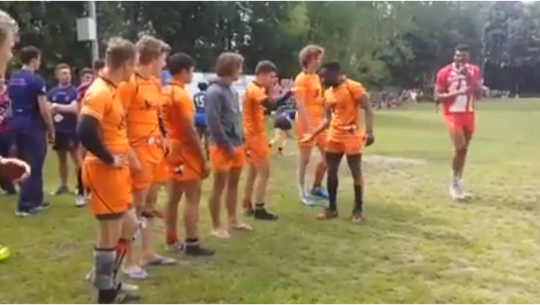 Nederlandse rugbyer gaat handshakend wereld over