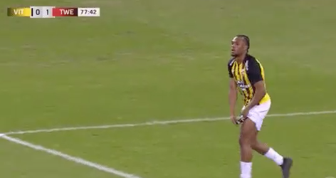 🎥 | Voetballen voor dummies, les 16: hoe draag je je scheenbeschermers? 🤔