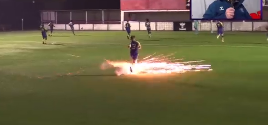 📷 WTF! Vuurwerk ONTPLOFT op voeten van Engelse voetballer, die naar de grond gaat