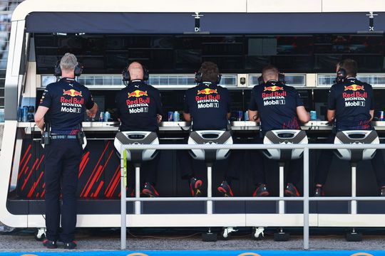 Red Bull Racing zet racistische medewerker op straat