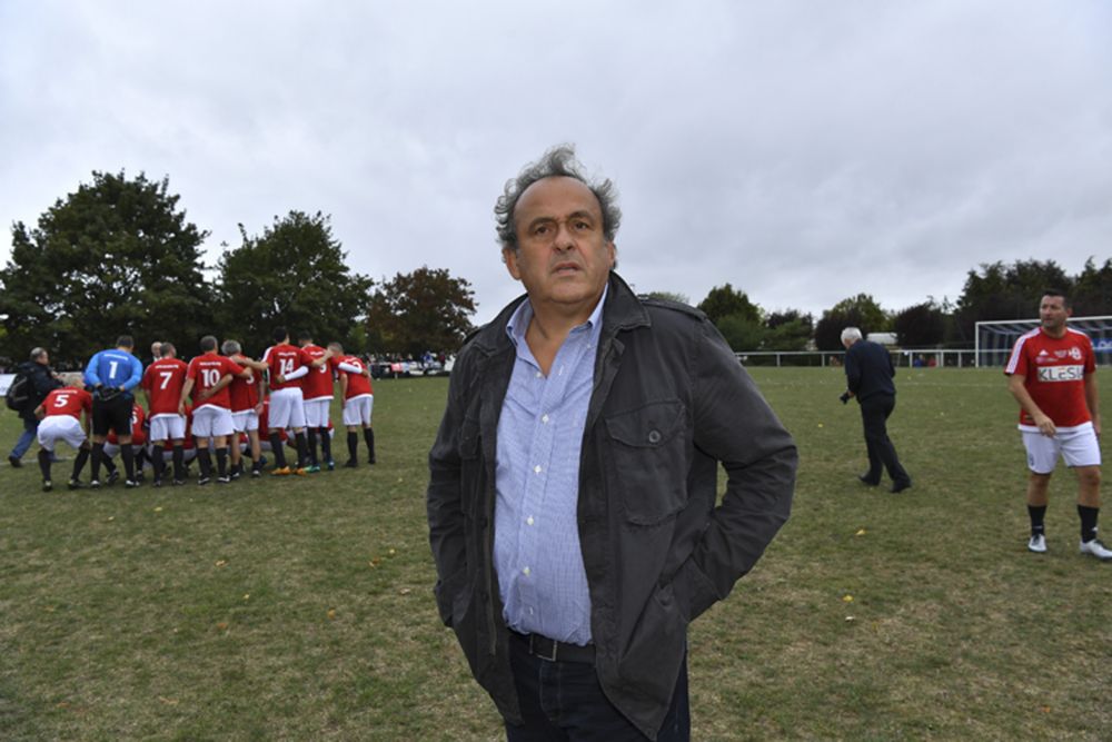 Platini vermoedt 'interne lekken' bij FIFA in corruptieonderzoek