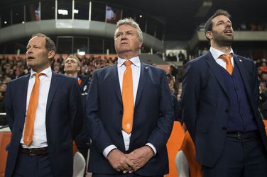 'Hiddink en Blind moeten allebei opstappen'