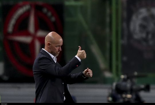 Trainer Erik ten Hag gaat weer wisselen bij Ajax, maar niet zoveel als Roger Schmidt