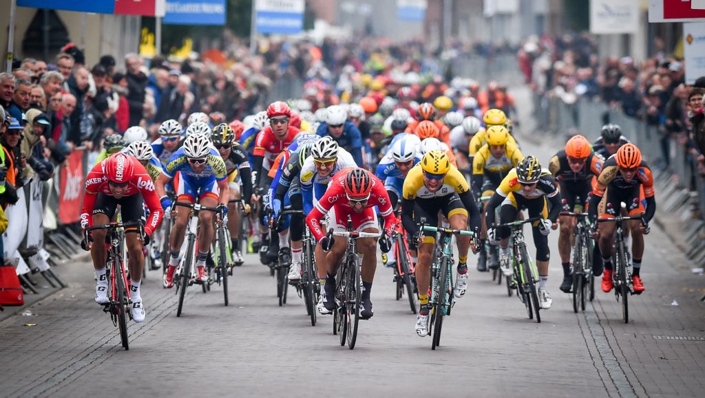 Winnende Bouhanni 'sloeg onderweg 3 renners'