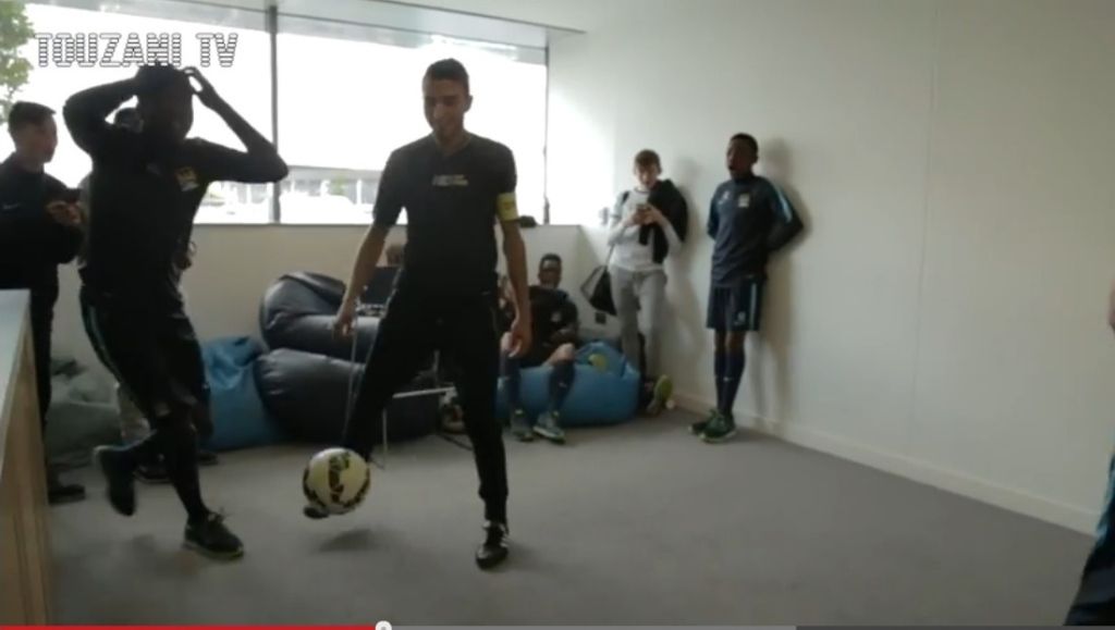 Touzani dolt jeugdspelers Manchester City (video)