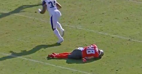 AUW! Arm van American Footballer hoort niet zo te staan na smerige tackle (video)