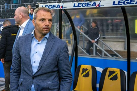 Maurice Steijn stapt om veiligheidsredenen op als trainer van NAC