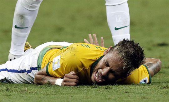 Neymar bijna verlamd: 'Het scheelde 2 centimer' (video)