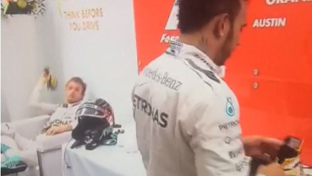 Boze Rosberg smijt petje terug naar Hamilton