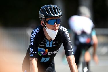Romain Bardet soleert in Vuelta naar ritzege en bergtrui, Roglic behoudt rode trui