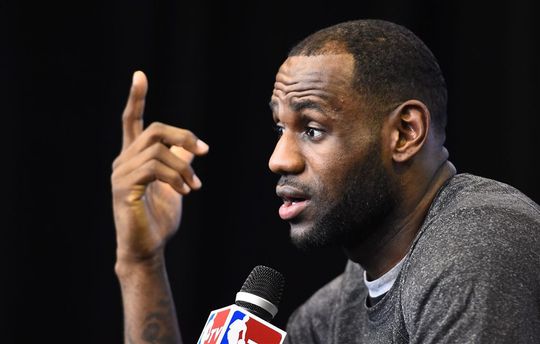 LeBron James helpt Cleveland aan eerste zege