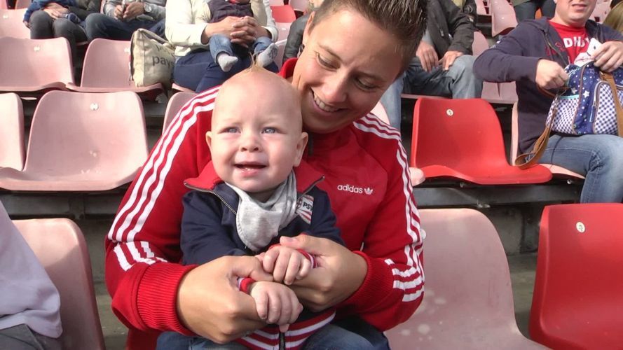 Jaarlijkse Phoxy Babyfoto in het Philips Stadion in Eindhoven (video)