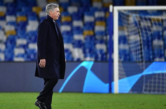Napoli zet coach Ancelotti na 4-0 zege in de CL gewoon op straat