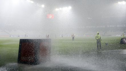 Voetbalwedstrijd Nice gestaakt na wolkbreuk