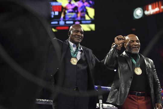 🎥 | Mike Tyson prijst maat en ex-rivaal Evander Holyfield: 'Moeilijkste om KO te slaan'