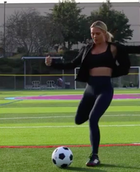 🎥 | Blonde CL-streaker Kinsey Wolanski speelt in 'sexy' voetbalreclame