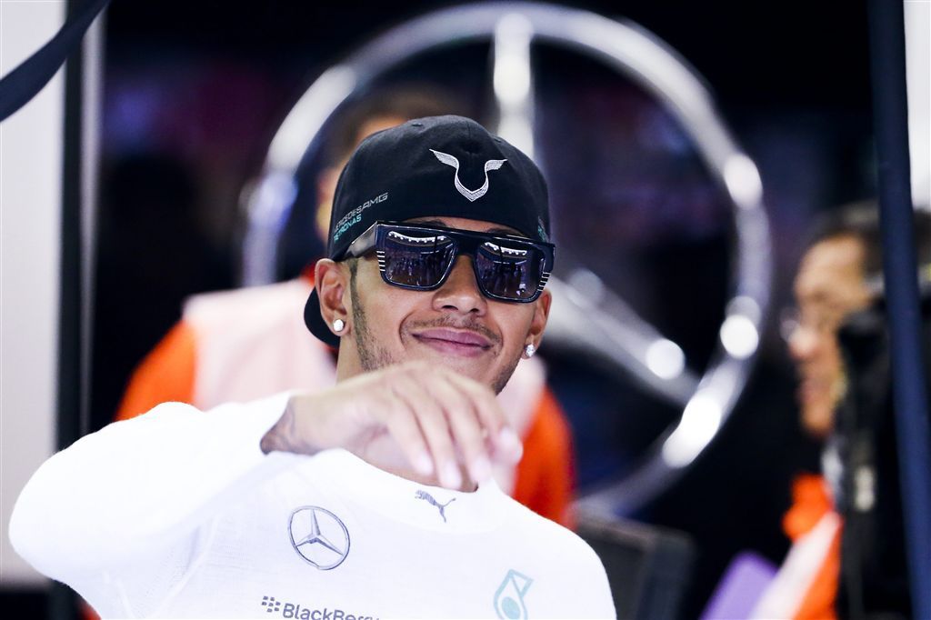 Hamilton pakt pole in Singapore