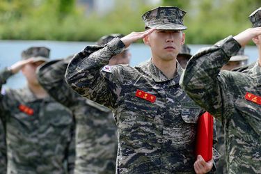 Soldaat Son krijgt medaille voor zijn scherpschutterskunsten in het Zuid-Koreaanse leger