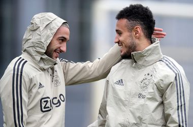 🎥 | Ziyech geeft Promes en Mazraoui peperdure gouden iPhone als afscheidscadeau