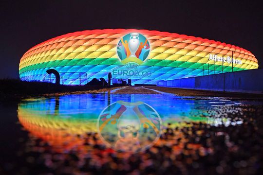 De UEFA verbiedt dat Duitsland de Allianz Arena verlicht in regenboogkleuren