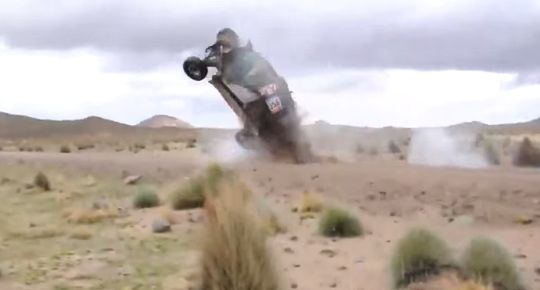 Canadees crasht met 174 km/h in Dakar (video)