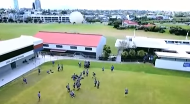 Student knalt drone uit lucht (video)