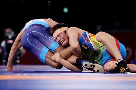 🎥 | Olympisch worstelaar Sanayev BIJT tegenstander, tandafdruk zichtbaar maar jury vindt het oké