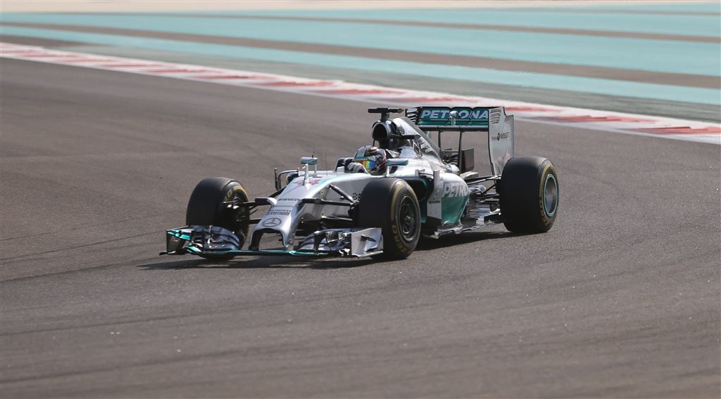 Hamilton snelste in trainingen Abu Dhabi