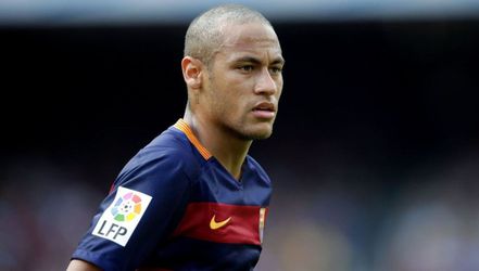 Neymar steekt kankerpatiëntjes een hart onder de riem met kaal hoofd