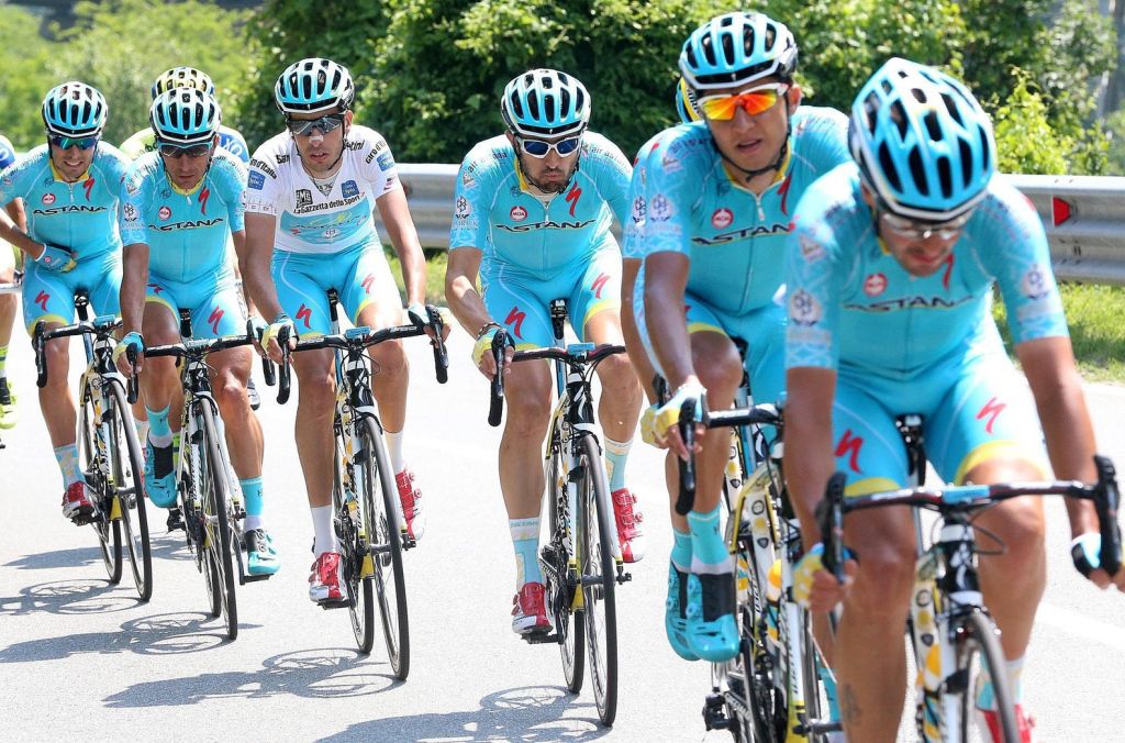 Aru pakt Giro-etappe, Kruijswijk raakt bergtrui kwijt