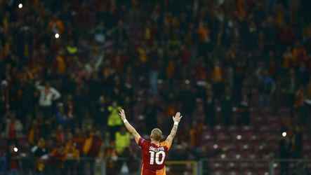 Sneijder dankt fans vanaf de middenstip (video)