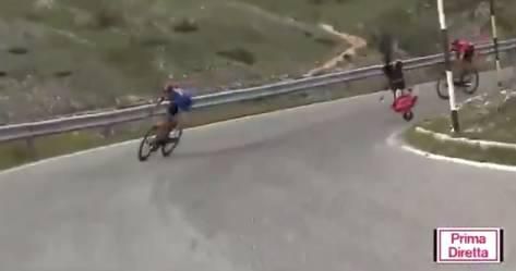 🎥 | Over de kop! Matej Mohoric verlaat Giro d'Italia na vreselijk harde valpartij