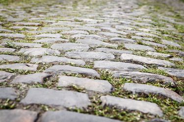 Zeven natte kasseistroken in plaats van negen droge