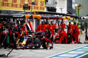 Formule 1 zet video online van de volledige reparatie van Verstappens auto
