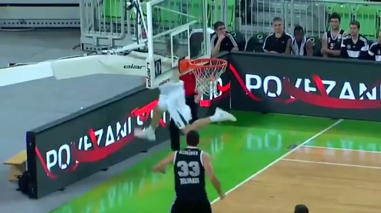 Basketballer schiet raak uit onmogelijke hoek (video)