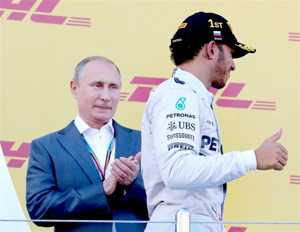 Poetin reikt trofee uit aan Hamilton