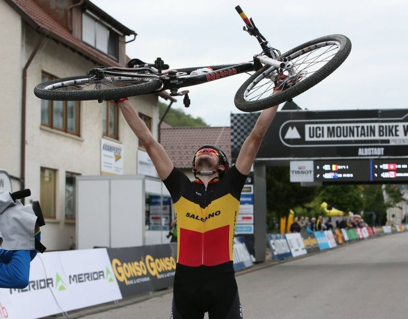 Belg wint spectaculaire mountainbike-race (video)