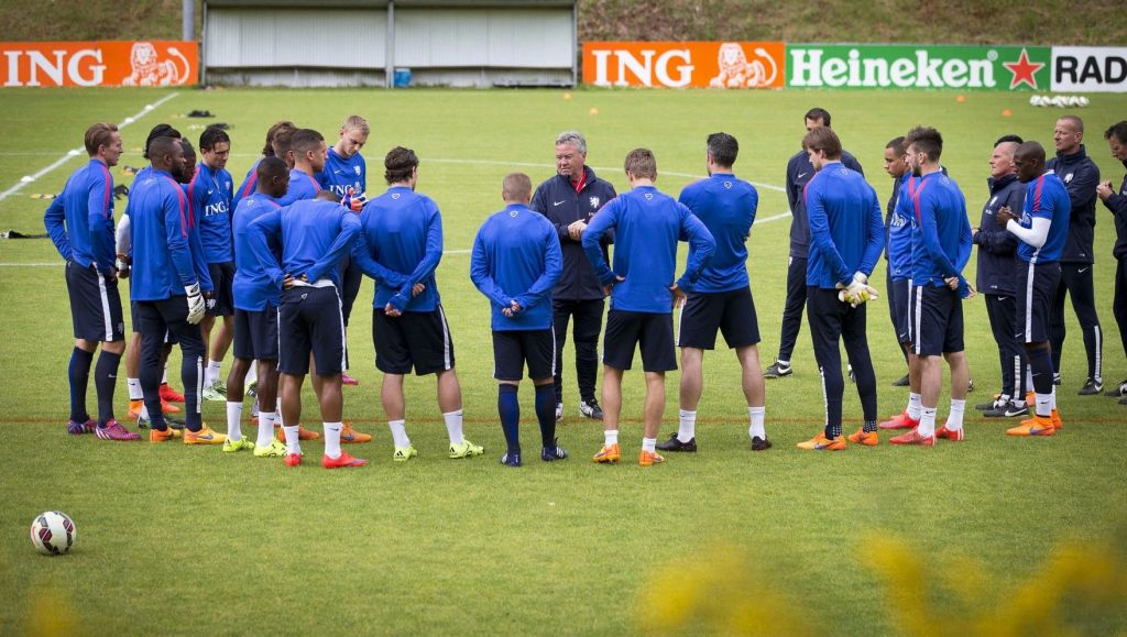 Hiddink ziet 24 man aan het werk in Hoenderloo