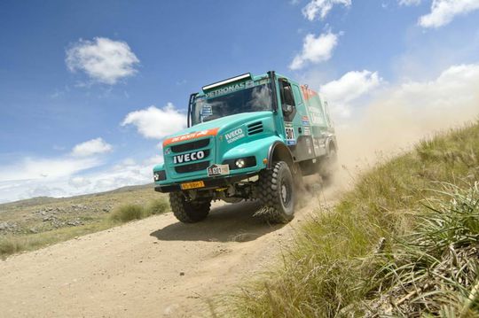 Kamaz deelt eerste tik uit aan Team De Rooy