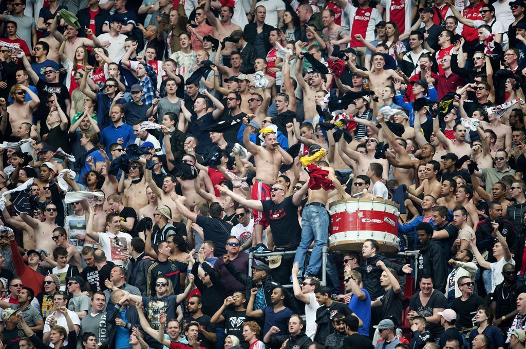 Ajax roept fans op zich te gedragen