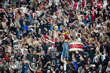 Ajax roept fans op zich te gedragen