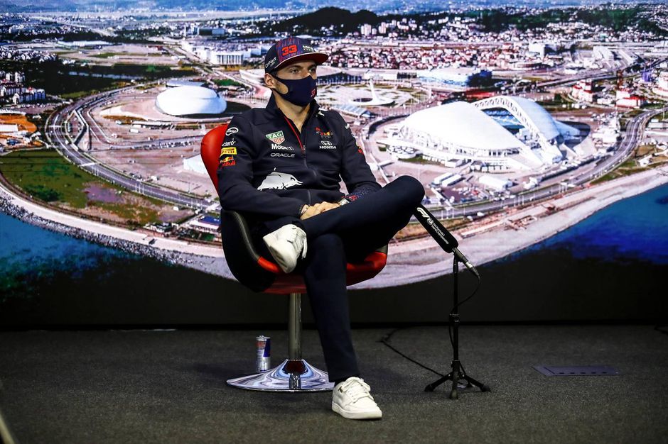 Max Verstappen bijt van zich af tijdens persmoment: 'Hamilton kent me écht niet'