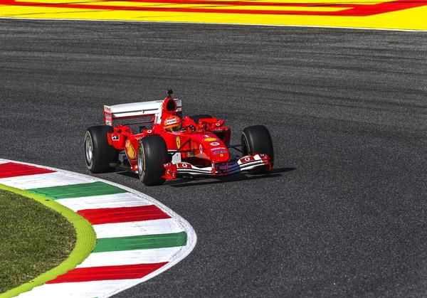 Mick Schumacher rijdt in Ferrari van vader Michael